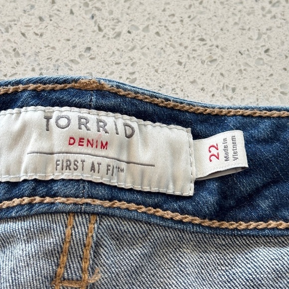 Torrid Stretch Denim Bermuda Jean Shorts Womens Plus Size 22 Distressed Raw Hem - Picture 4 of 14